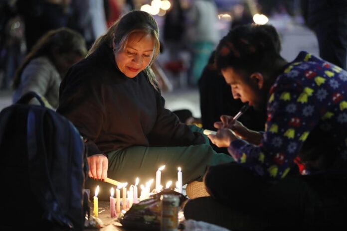 Personas encienden velas durante la tradicional noche de las velitas hoy, en Bogotá (1)