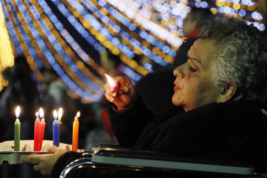 Personas encienden velas durante la tradicional noche de las velitas hoy, en Bogot&aacute; (2)