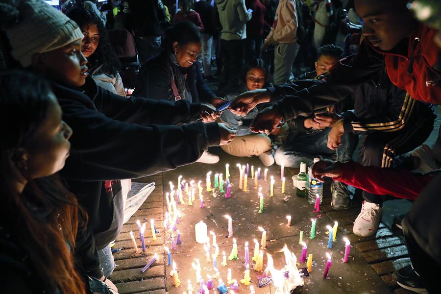 Personas encienden velas durante la tradicional noche de las velitas hoy, en Bogot&aacute; (3)