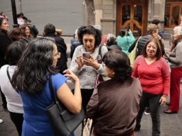 Personas permanecen fuera de sus hogares después de escuchar la alerta sísmica (2)