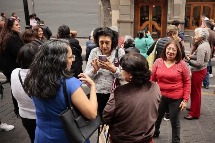 Personas permanecen fuera de sus hogares después de escuchar la alerta sísmica (2)