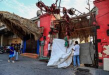 Personas trabajan en la reconstrucción de una zona afectada tras el paso del huracán Otis
