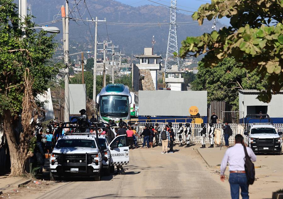 Polic&iacute;as estatales resguardan las instalaciones del Centro de Reinserci&oacute;n Social (2)