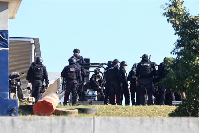 Policías estatales resguardan las instalaciones del Centro de Reinserción Social (3)