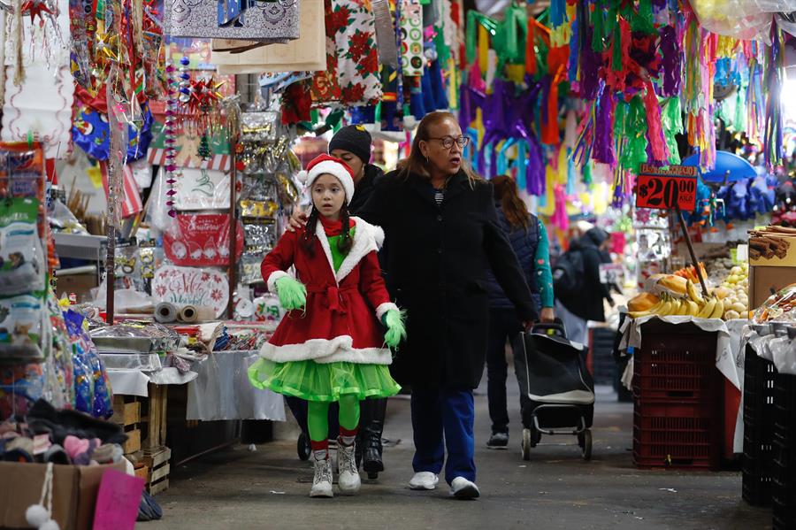 Personas recorren el mercado de Jamaica, el 15 de diciembre de 2023, en Ciudad de México.