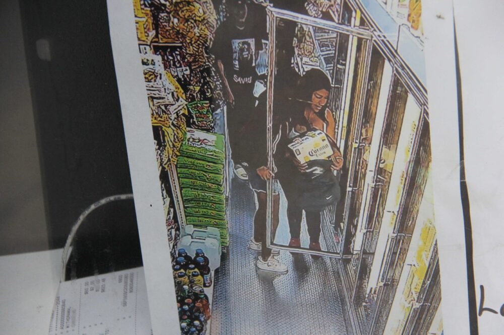 A los ladrones no les preocupa ni siquiera el tama&ntilde;o de lo que roban. En la gr&aacute;fica una pareja metiendo un paquete de cervezas en una mochila, sin percatarse de que la c&aacute;mara estaba grabando el hurto.