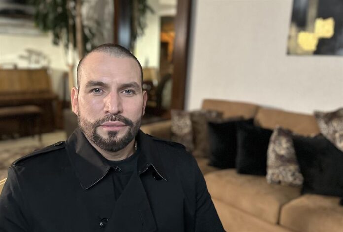 Rafael Amaya “Yo he cambiado mi vida. Tengo nuevos hábitos. He aprendido a quererme por encima de todo”, dijo con orgullo el actor Rafael Amaya.
