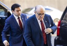 La defensa de Giuliani admite una "conducta ilícita" de su cliente, acusado de difamación