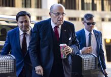 Giuliani lleva tiempo enfrentando problemas financieros. Según la prensa local, todavía no ha depositado la multa de 200.000 dólares que las autoridades le impusieron en agosto por este mismo caso.