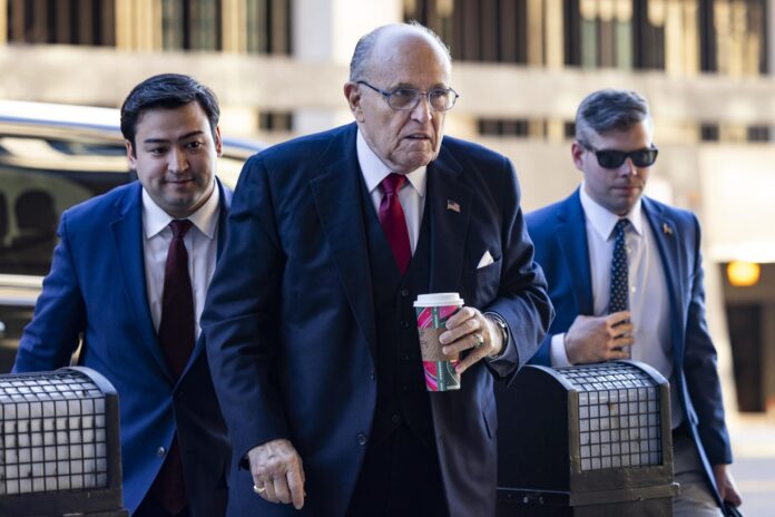 Condenan a Giuliani con 148 millones de dólares por difamar a dos trabajadoras electorales Giuliani lleva tiempo enfrentando problemas financieros. Según la prensa local, todavía no ha depositado la multa de 200.000 dólares que las autoridades le impusieron en agosto por este mismo caso.
