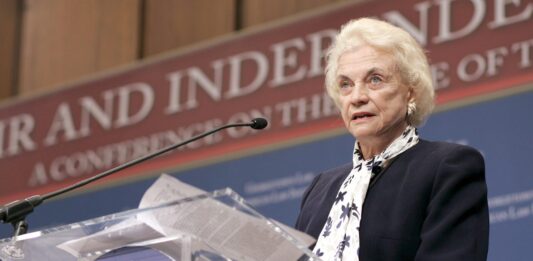 O'Connor murió en Phoenix, Arizona, el viernes "por complicaciones relacionadas con demencia avanzada, probablemente alzheimer, y una enfermedad respiratoria", apuntó el Supremo.