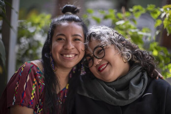 Sara Curruchich (i) y la cantautora mexicana Vivir Quintana