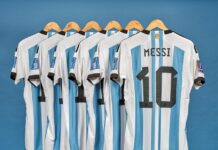 Vendidas por 7,8 millones de dólares 6 camisetas llevadas por Messi en Qatar 2022 Seis camisetas llevadas por el futbolista argentino Lionel Messi en el Mundial de Qatar 2022 fueron vendidas este jueves en la casa de subastas neoyorquina Sotheby's por siete millones ochocientos tres mil dólares.