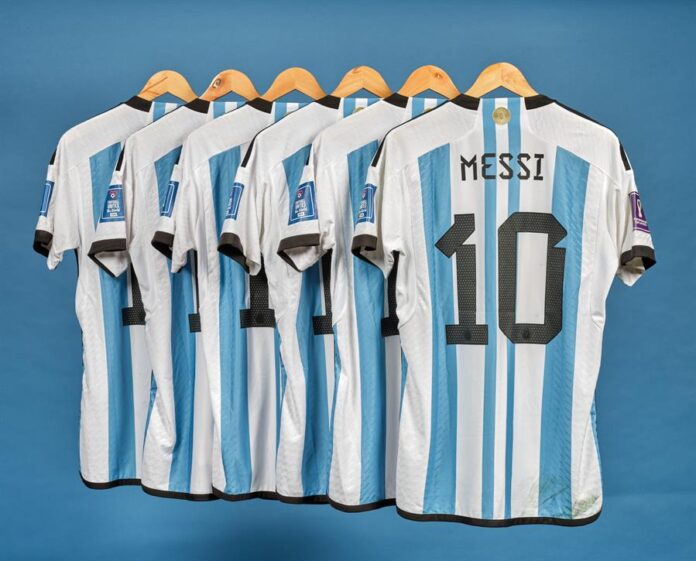 Seis camisetas que Messi usó en el Mundial de Qatar 2022 Seis camisetas llevadas por el futbolista argentino Lionel Messi en el Mundial de Qatar 2022 fueron vendidas este jueves en la casa de subastas neoyorquina Sotheby's por siete millones ochocientos tres mil dólares.