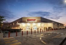 Costco gana 1.449 millones de euros en su primer trimestre fiscal, un 16,5% más, y anuncia un dividendo La multinacional ha explicado que 50.457 millones de dólares (46.004 millones de euros) y 5.358 millones de dólares (4.885 millones de euros) se correspondieron a los epígrafes de costes de mercancías y al de gastos de venta, generales y administrativos, respectivamente.