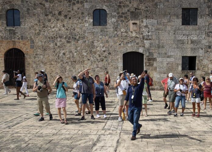 Turistas recorren hoy la zona colonial en Santo Domingo (4)