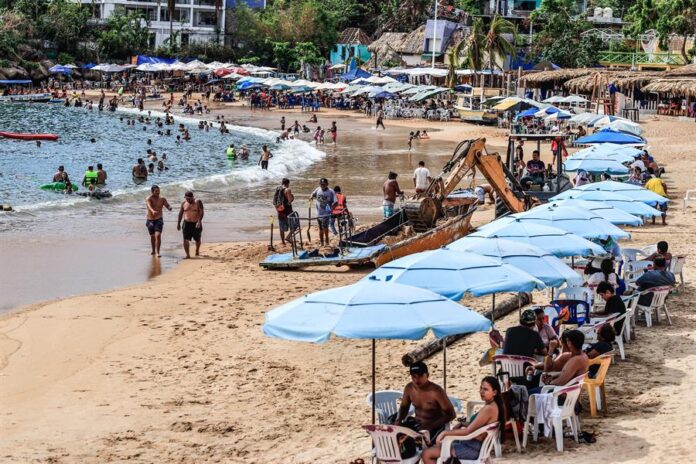 Turistas regresan paulatinamente a las playas en el balneario de Acapulco Turistas