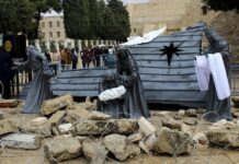 Un nacimiento muestra al Niño Jesús entre escombros este domingo en Belén