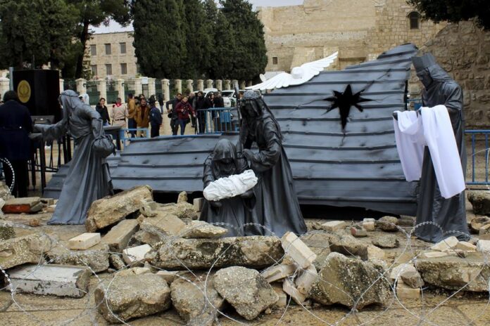 Un nacimiento muestra al Niño Jesús entre escombros este domingo en Belén