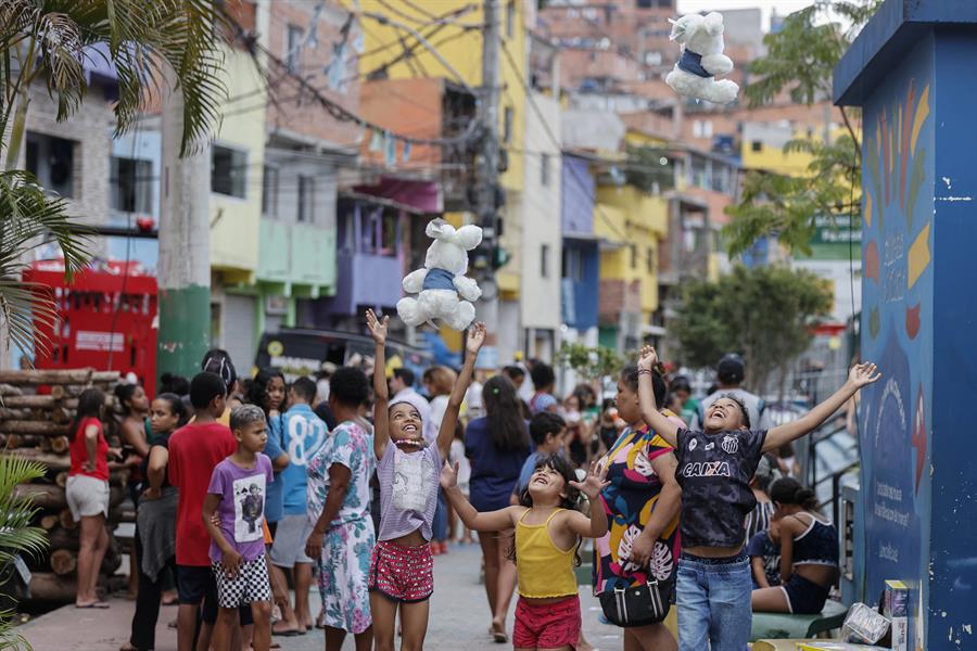 Los niños corrieron a inundar la calle entre risas después que recibieron dinosaurios, coches y muñecas.