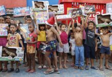 Una Navidad en la favela de Paraisópolis, sin banquetes ni regalos para todos La Navidad de Brasil es "diferente a la que aparece en los anuncios, donde las mesas están llenas y todo el mundo tiene un regalo de Papá Noel", explica Gilson Rodrigues, líder comunitario de Paraisópolis y presidente de la ONG G10 Favelas.