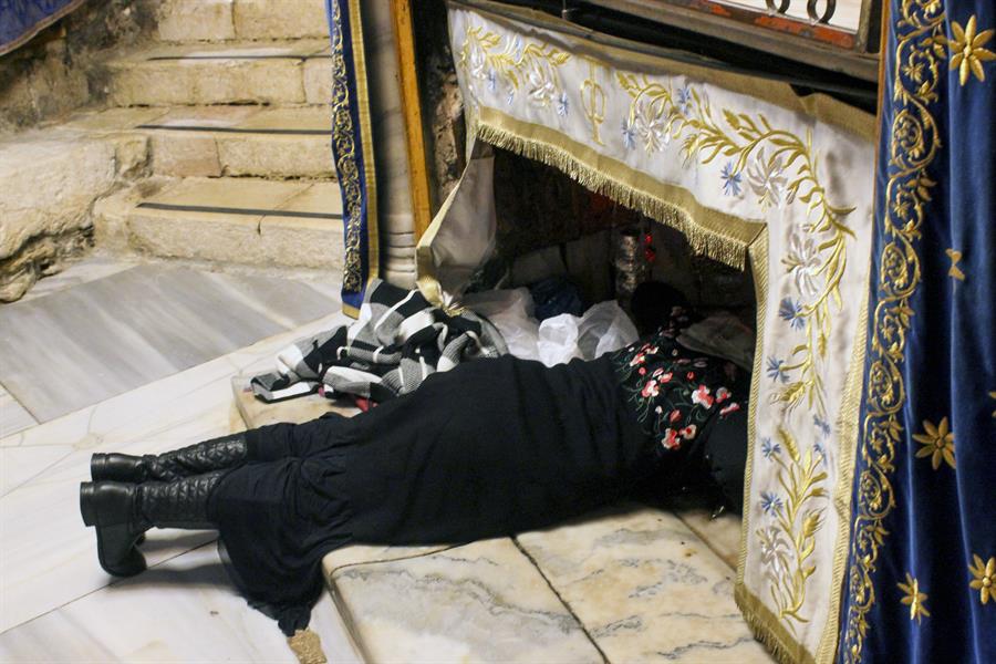  Una mujer reza en el lugar donde seg&uacute;n la tradici&oacute;n naci&oacute; Jes&uacute;s