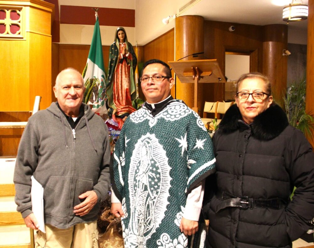 El Ing. Aldo Bravo, -uno de los latinoamericanos mas antiguos radicados en Huntington-, junto a su esposa Isabel han asistido a la serenata a la Virgen de Guadalupe durante varios anos, en la grafica los esposos Bravo junto al Padre Fidel Cruz.