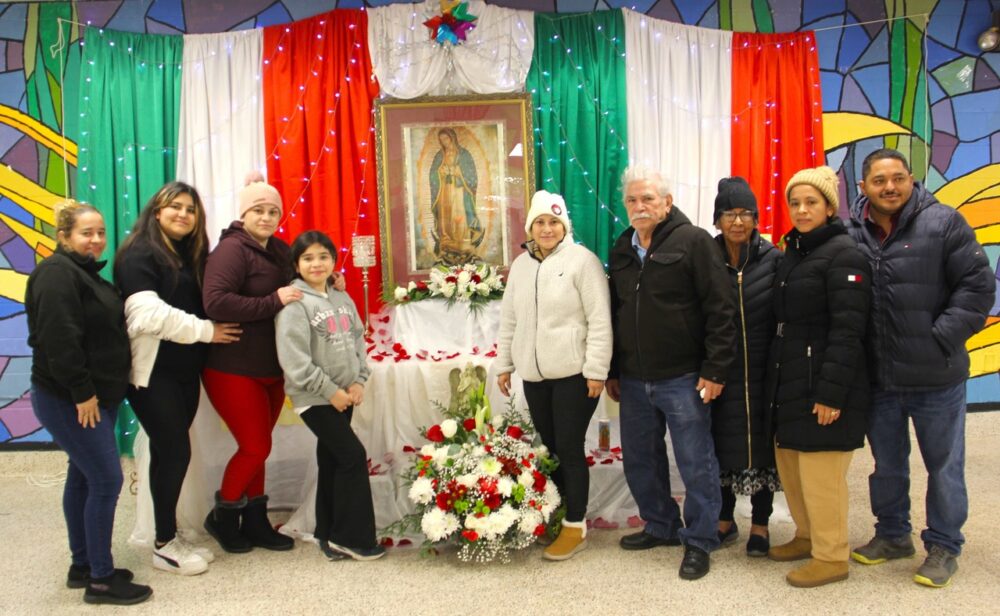 La familia Ayala, oriunda de El Salvador, con respeto y devoci&oacute;n celebraron a la Virgen de Guadalupe agradeciendole la protecci&oacute;n a su familia, encabezada por Don Jose y Dona Rosa Ayala, quienes posan en la gr&aacute;fica rodeados de sus hijos y nietos.