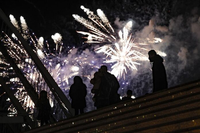 Valencia recibe a 2024 con el disparo simultáneo de cuatro castillos de fuegos artificiales