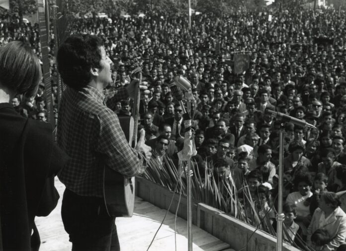 Víctor Jara junto a los Quilapayún cantando en conmemoración del 1° Mayo.