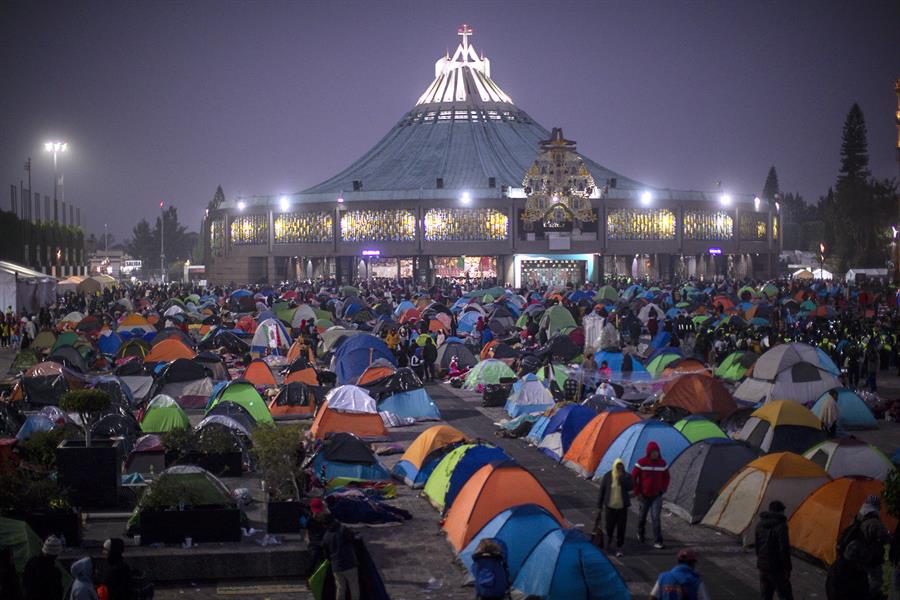 Miles de fieles cat&oacute;licos pasaron la noche en el atrio de la Bas&iacute;lica de Guadalupe, en el 492 aniversario de la aparici&oacute;n de la Virgen de Guadalupe a San Juan Diego hoy, en Ciudad de M&eacute;xico.
