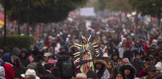 El ambiente de primera hora de la mañana, cuando algunas personas se están levantando o justo llegan de su andadura, está impregnado del olor a copal quemado y de solemnidad hacia uno de los grandes símbolos nacionales.