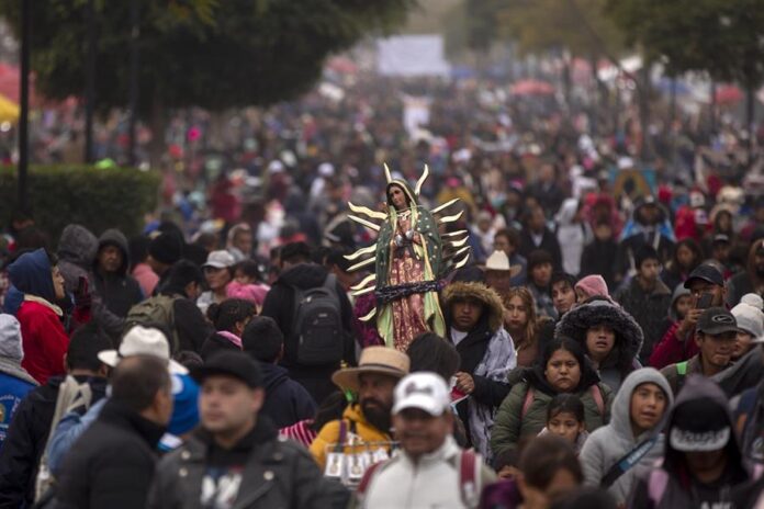 El ambiente de primera hora de la mañana, cuando algunas personas se están levantando o justo llegan de su andadura, está impregnado del olor a copal quemado y de solemnidad hacia uno de los grandes símbolos nacionales.
