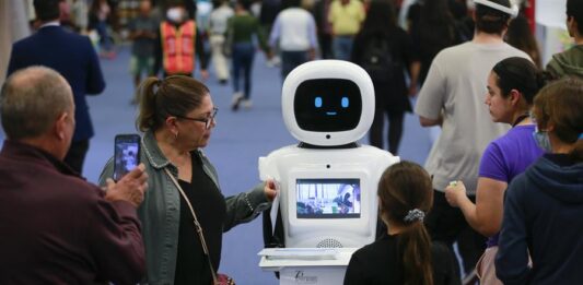 Visitantes observan la exhibición de ciencia y tecnología hoy, en el marco de la 37 edición de la Feria Internacional del Libro