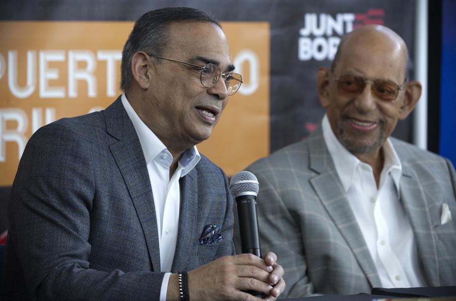 El salsero puertorriqueño Willie Rosario , participa en una rueda de prensa con Gilberto Santa Rosa.
