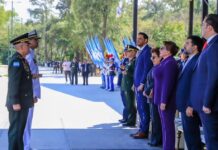 La mandataria de Honduras pide en ceremonia militar que cese el fuego en la Franja de Gaza Xiomara Castro: "Extiendo una vez (más) mi llamado a que se cumplan las resoluciones de Naciones Unidas que han ordenado un alto al fuego en la Franja de Gaza, donde hoy sacrifican valiosas vida de mujeres, de niños y niñas palestinos".