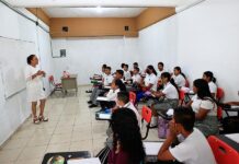 Autoridades federales urgen a Puerto Rico a acelerar la descentralización de la Educación estudiantes