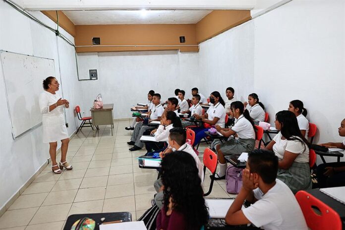 estudiantes de secundaria asistiendo a una clase estudiantes