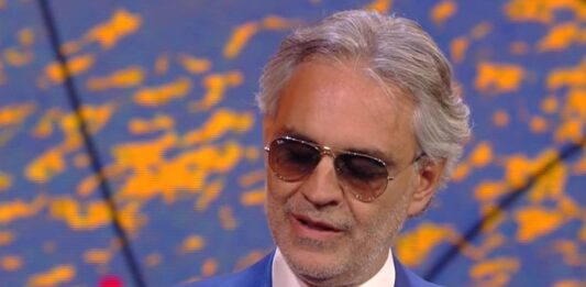 Bocelli dio el salto a la fama al ganar el Festival de Música de San Remo en 1994, cuando comenzó su carrera clásica, interpretando óperas como Manon Lescaut, Turandot y Aida.