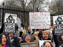 trabajadores y activistas de la Red Nacional de Jornaleros (NDLON) mientras se manifiestan hoy frente a la Casa Blanca (2)