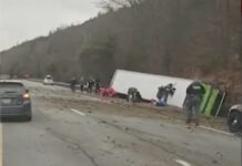 Había 23 pasajeros en el vehículo, incluyendo el conductor, que regresaban de Montreal, Canadá a la ciudad de Nueva York cuando ocurrió el accidente.