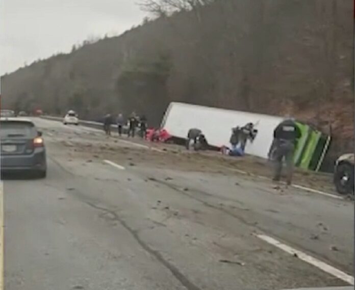 Había 23 pasajeros en el vehículo, incluyendo el conductor, que regresaban de Montreal, Canadá a la ciudad de Nueva York cuando ocurrió el accidente.