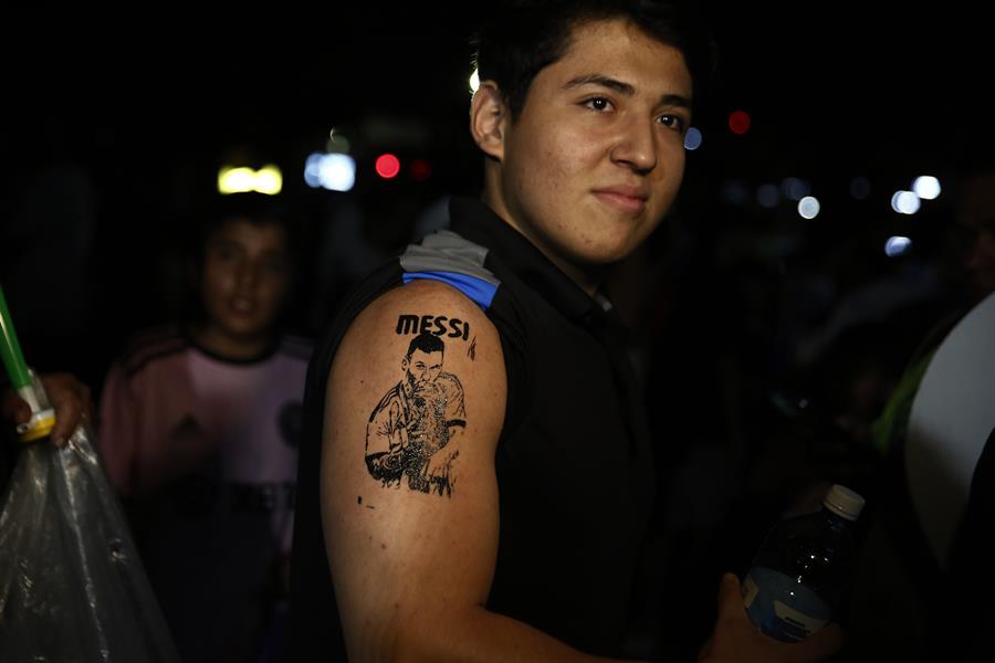 Aficionados salvadore&ntilde;os esperaron la madrugada de este viernes la llegada del argentino Lionel Messi (1)