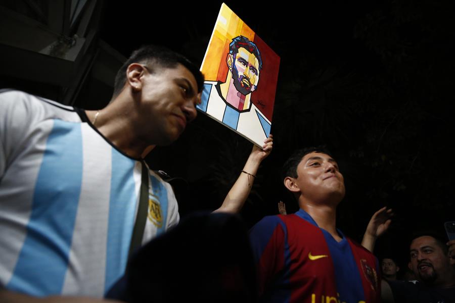 Aficionados salvadore&ntilde;os esperaron la madrugada de este viernes la llegada del argentino Lionel Messi (2)