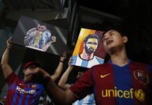 Aficionados salvadoreños esperaron la madrugada de este viernes la llegada del argentino Lionel Messi (3)