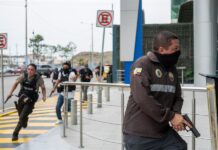 Agentes de la Policía Nacional de Ecuador han ingresado en las instalaciones del canal TC Televisión