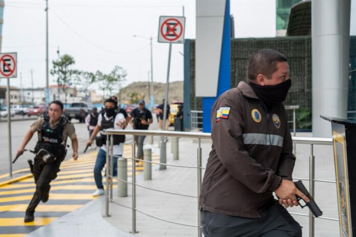 Agentes de la Policía Nacional de Ecuador han ingresado en las instalaciones del canal TC Televisión Agentes de la Policía Nacional de Ecuador han ingresado en las instalaciones del canal TC Televisión