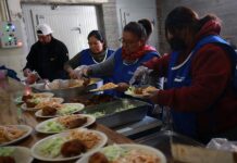 Albergues en norte de México logran trabajo para migrantes ante tardanza de citas en EE.UU. Migrantes preparan alimentos en el albergue 'La casa del migrante', el 11 de enero de 2024, en Ciudad Juárez, Chihuahua, México.
