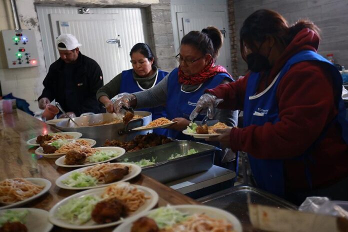 Albergues en MX migrantes Migrantes preparan alimentos en el albergue 'La casa del migrante', el 11 de enero de 2024, en Ciudad Juárez, Chihuahua, México.