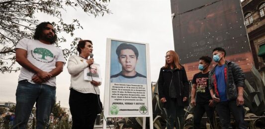 Ana Enamorado (3-d), madre del joven hondureño desaparecido en el estado mexicano de Jalisco, Oscar Antonio López Enamorado